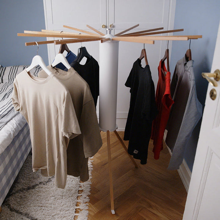 Secador de ropa interior de metal plegable, fácil de guardar, optimiza espacio en lavandería moderna y hogar.