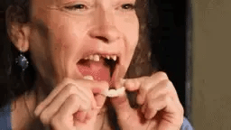 Persona usando protectores dentales moldeables no invasivos para estética y blanqueamiento bucal.