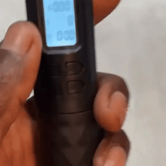 Entrenamiento de cardio eficaz con comba inalámbrica digital y función de peso integrada.