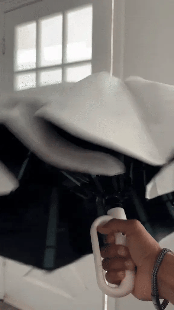 Elegante paraguas automático unisex, cortavientos y compacto para cualquier ocasión.