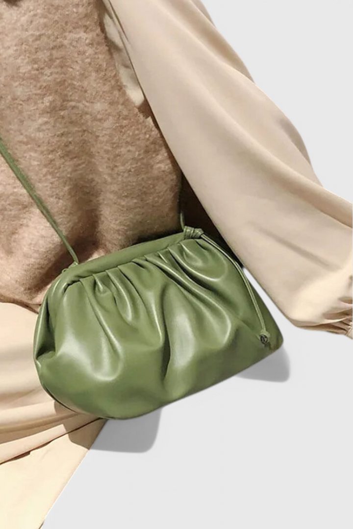 Bolso cruzado de moda para mujer, estilo chic y moderno que complementa cualquier outfit elegante.