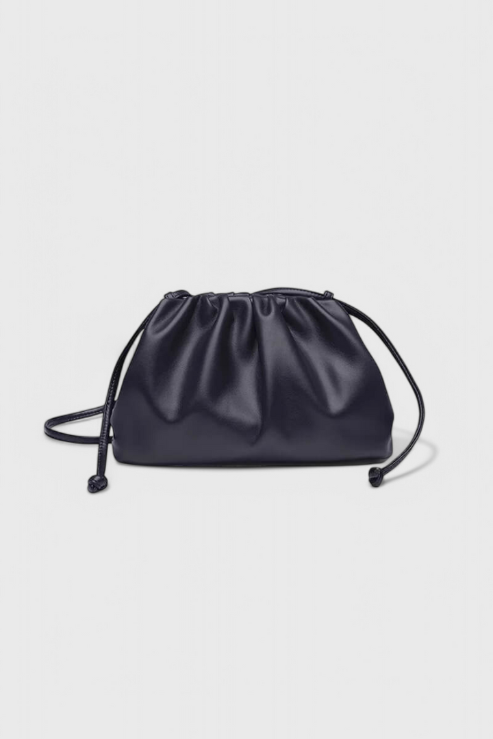 Elegante bolso cruzado para mujer, accesorio compacto que combina moda y funcionalidad para el día a día.