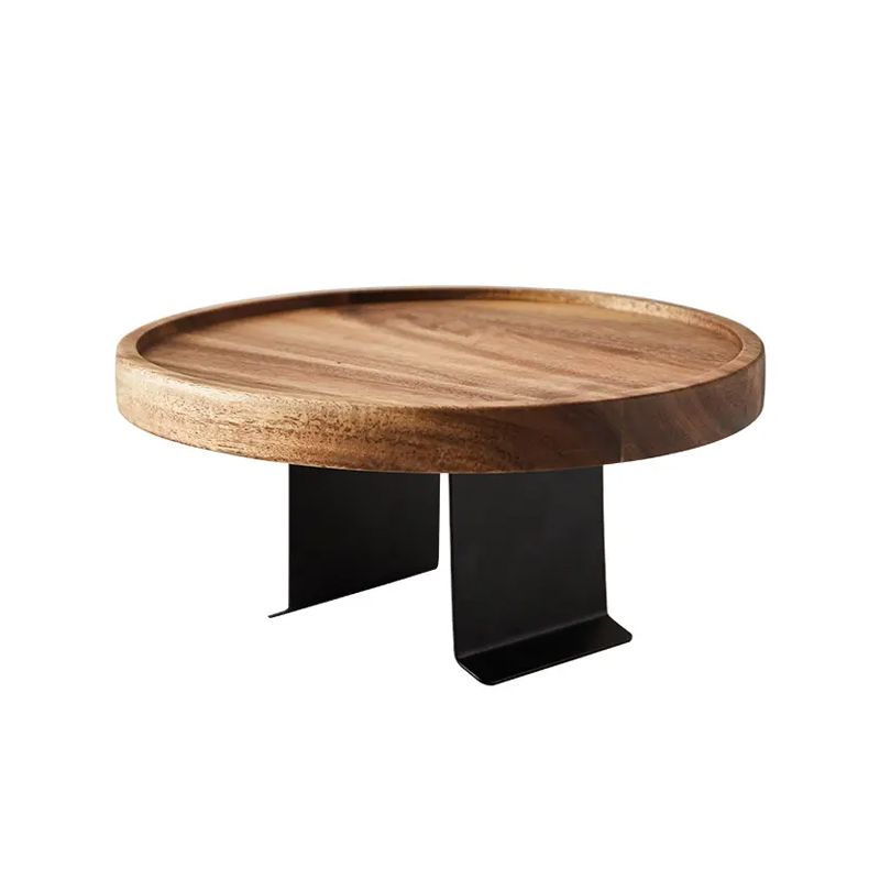 Práctica mesa auxiliar de nogal para reposabrazos, ideal para bebidas y aperitivos en el sofá.