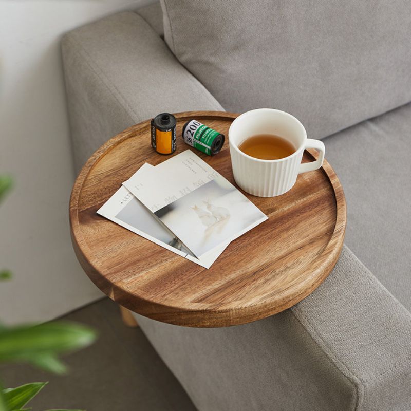 Diseño moderno: mesa auxiliar para reposabrazos en nogal macizo, perfecta para comodidad y estilo.