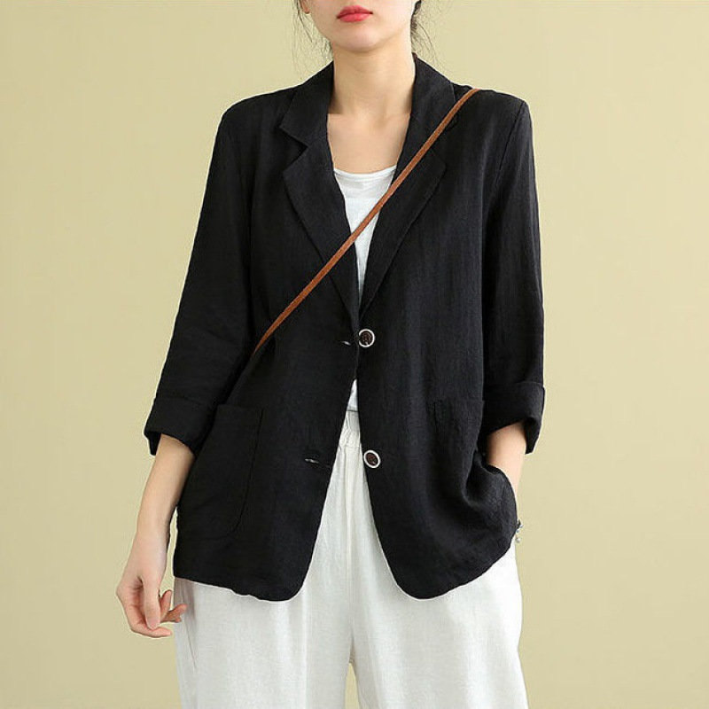 Elegante blazer de mujer con corte entallado y detalles de bolsillos, perfecto para un estilo chic.