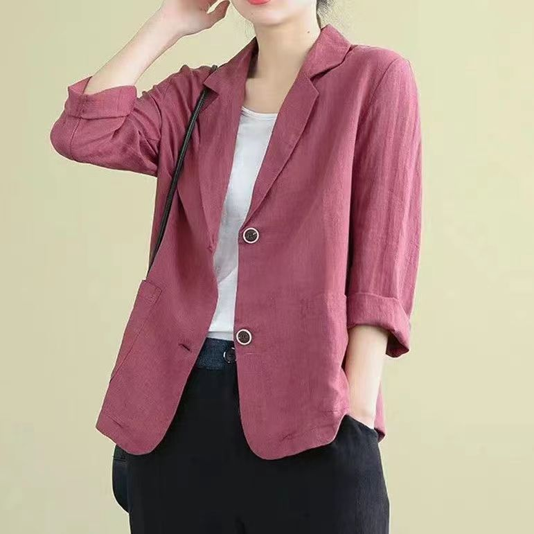 Chaqueta blazer de mujer con diseño entallado, bolsillos funcionales y estilo moderno para vestir.