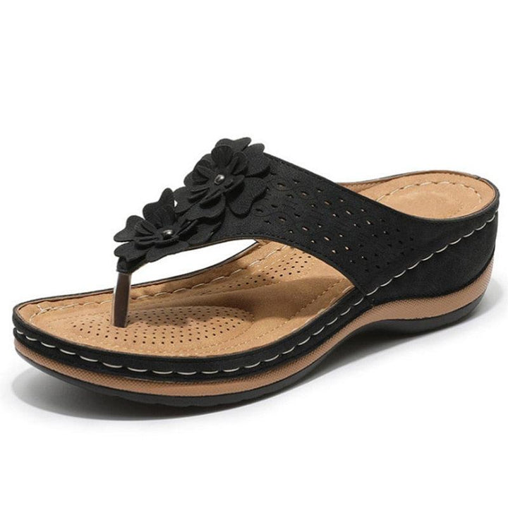 Sandalias de plataforma florales desde arriba, mostrando su patrón femenino y confort estival.