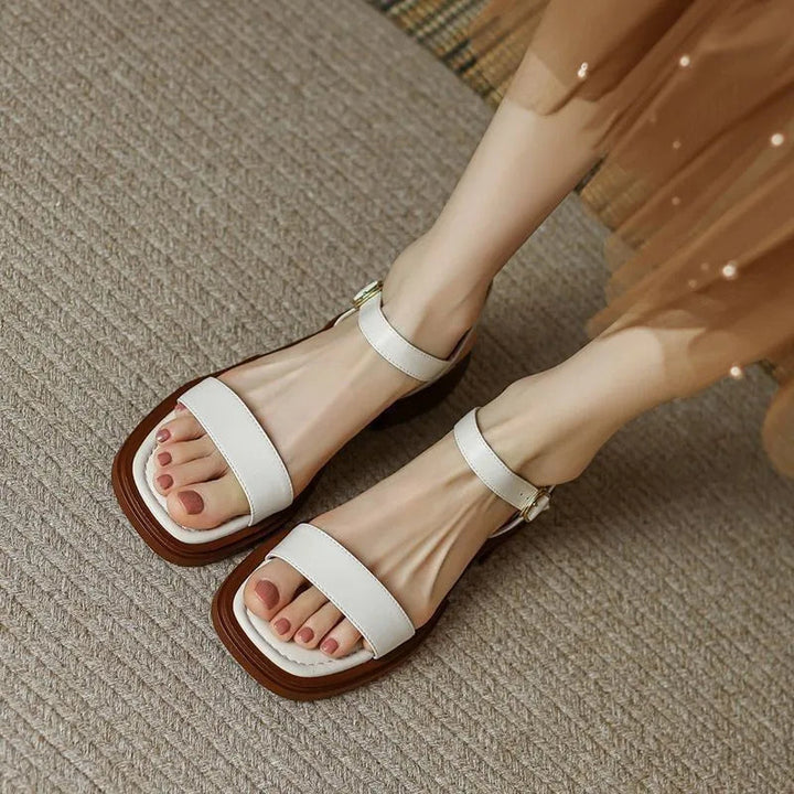 Sandalias cómodas Sofía para mujer. Punta cuadrada y tira ajustable, perfectas para un verano con estilo.