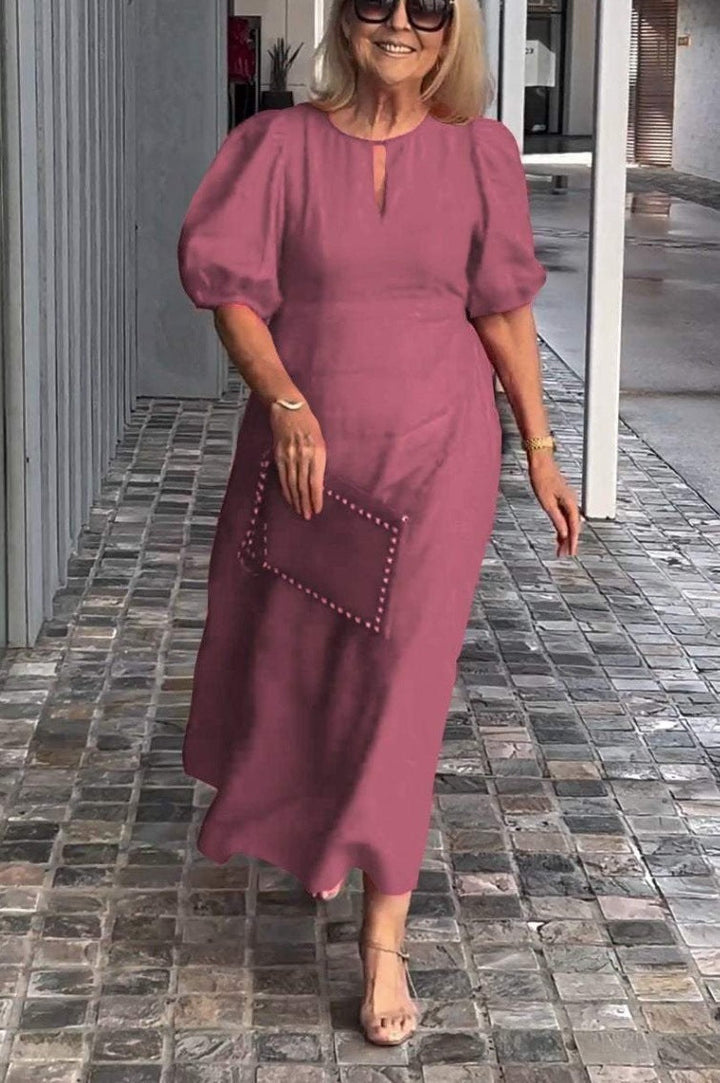 Vestido midi de tendencia para mujer, fluido y manga media. Moda femenina versátil, estilo chic y moderno.