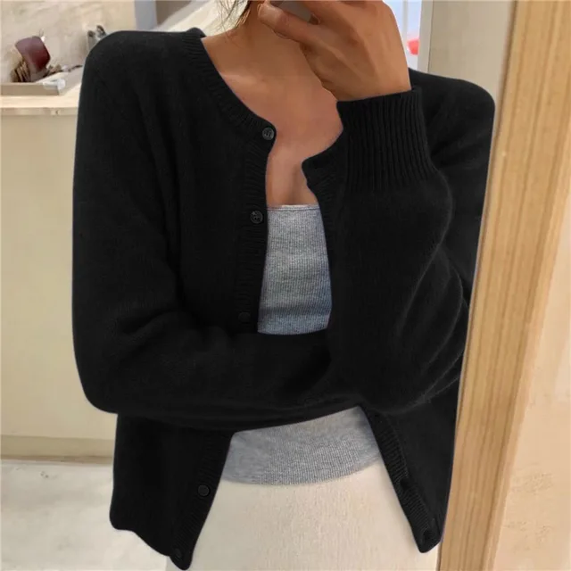 Suave cárdigan de mujer con botones frontales y cuello redondo, perfecto para entretiempo y comodidad.