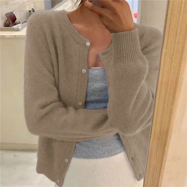 Cárdigan de mujer con botones, cuello redondo, diseño elegante, ideal para combinar con cualquier atuendo.