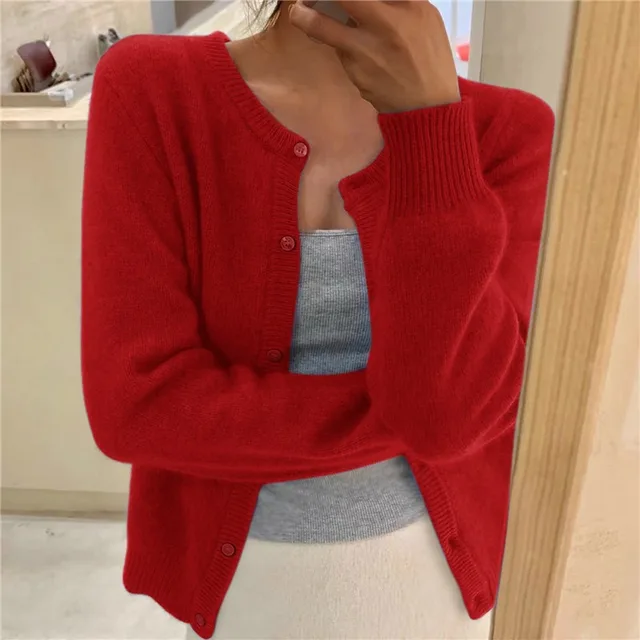 Cárdigan suave y versátil para mujer con cuello redondo y botones, ideal para un estilo casual o formal.
