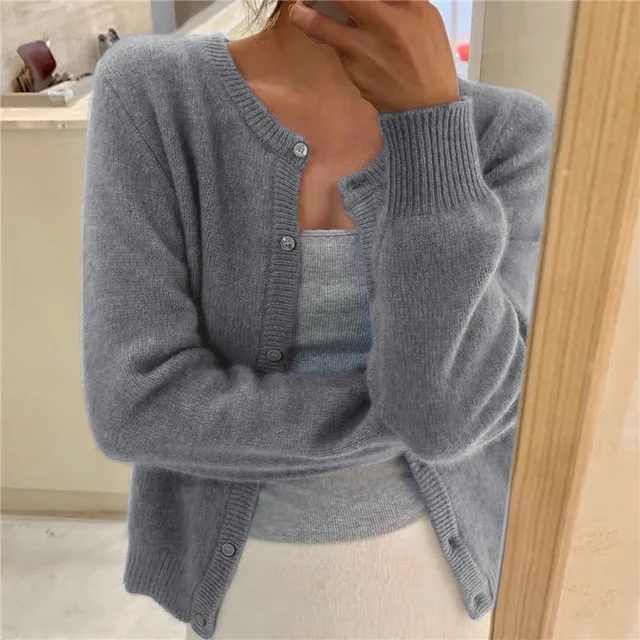 Cárdigan elegante de mujer con cuello redondo y botones, ideal para oficina o un look casual chic.