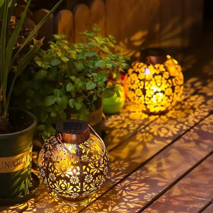 Lámpara solar colgante floral para jardín, luz decorativa vintage impermeable para patio.