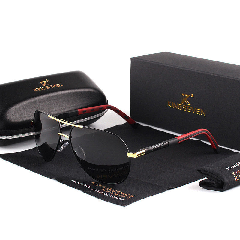 Detalle de gafas de sol aviador polarizadas para hombre. Protección UV400 y lentes de alta calidad para el sol.