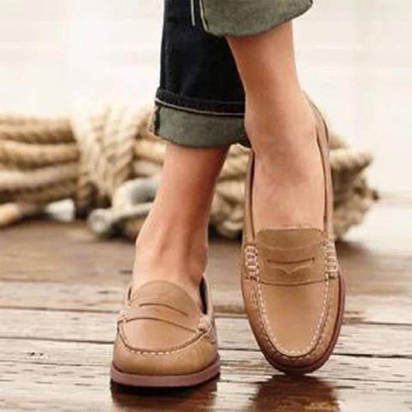 Mocasines planos ortopédicos marrones para mujer, diseño clásico y suela cómoda. Calzado ideal para el día a día.