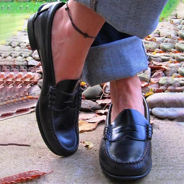 Mocasines ortopédicos negros de mujer, estilo clásico atemporal para confort elegante. Zapatos planos ideales.