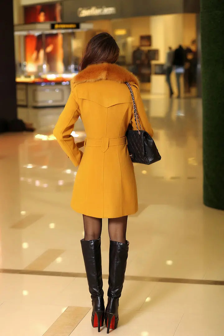 Abrigo largo casual-elegante mujer, look chic para invierno. Ropa de moda abrigadora.