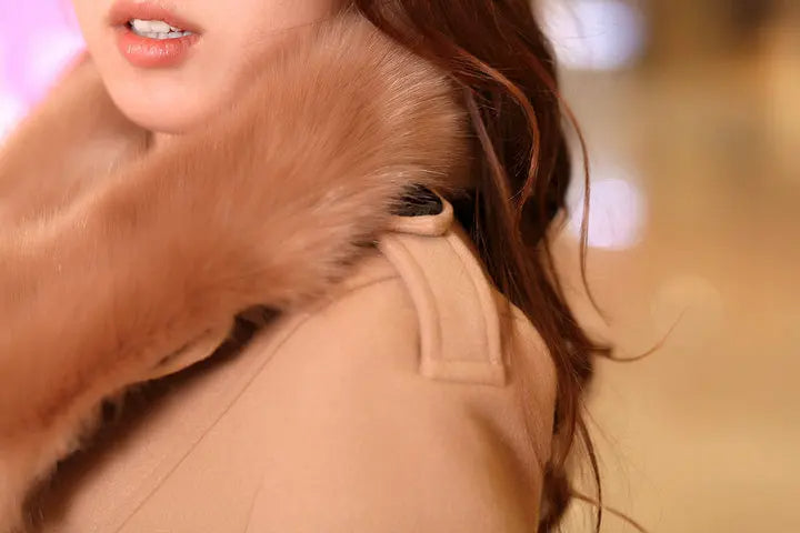 Abrigo largo mujer con solapas, estilo sofisticado para invierno. Chaqueta formal abrigadora.