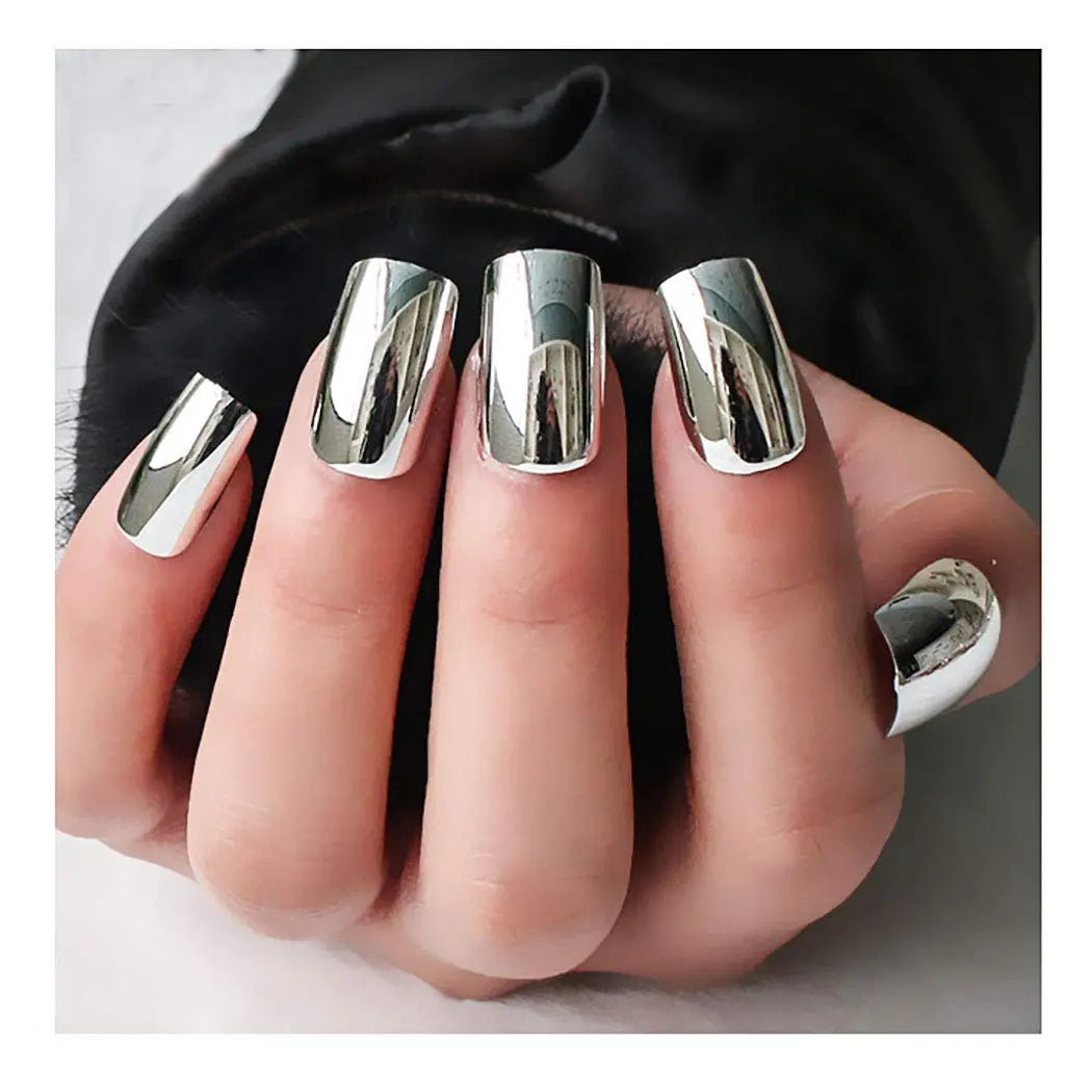 Esmalte de uñas azul espejo con brillo metálico intenso. Perfecto para uñas vibrantes y un look de belleza audaz.