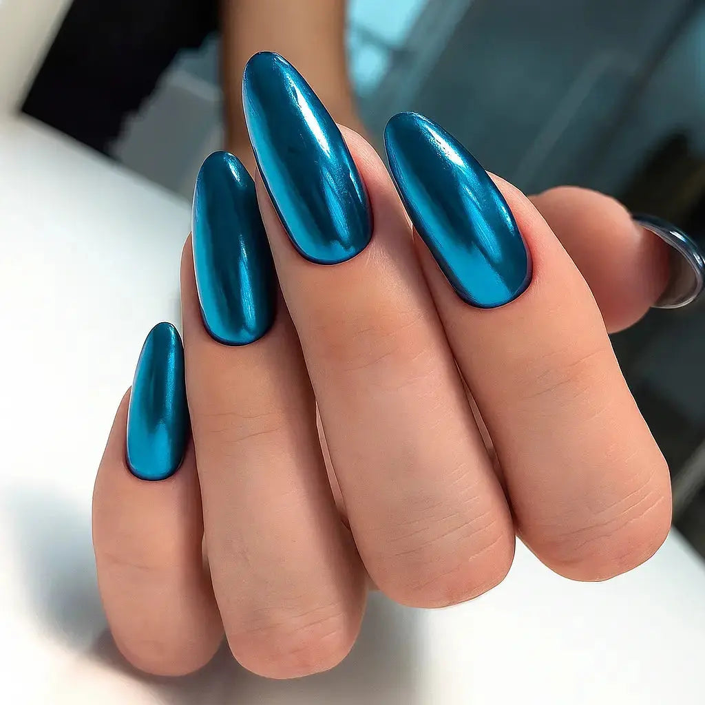 Set de esmaltes de uñas metálicos efecto espejo: plata, oro y azul. Brillo cromado instantáneo para manicura.