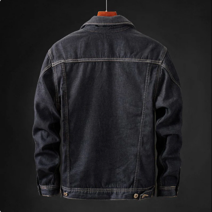 Cazadora vaquera de hombre con botones metálicos. Chaqueta denim cálida casual, moda masculina de invierno.