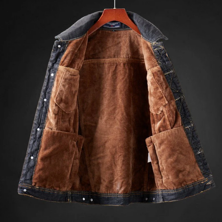 Cazadora denim de hombre con forro cálido para invierno. Chaqueta vaquera resistente y casual con botones.