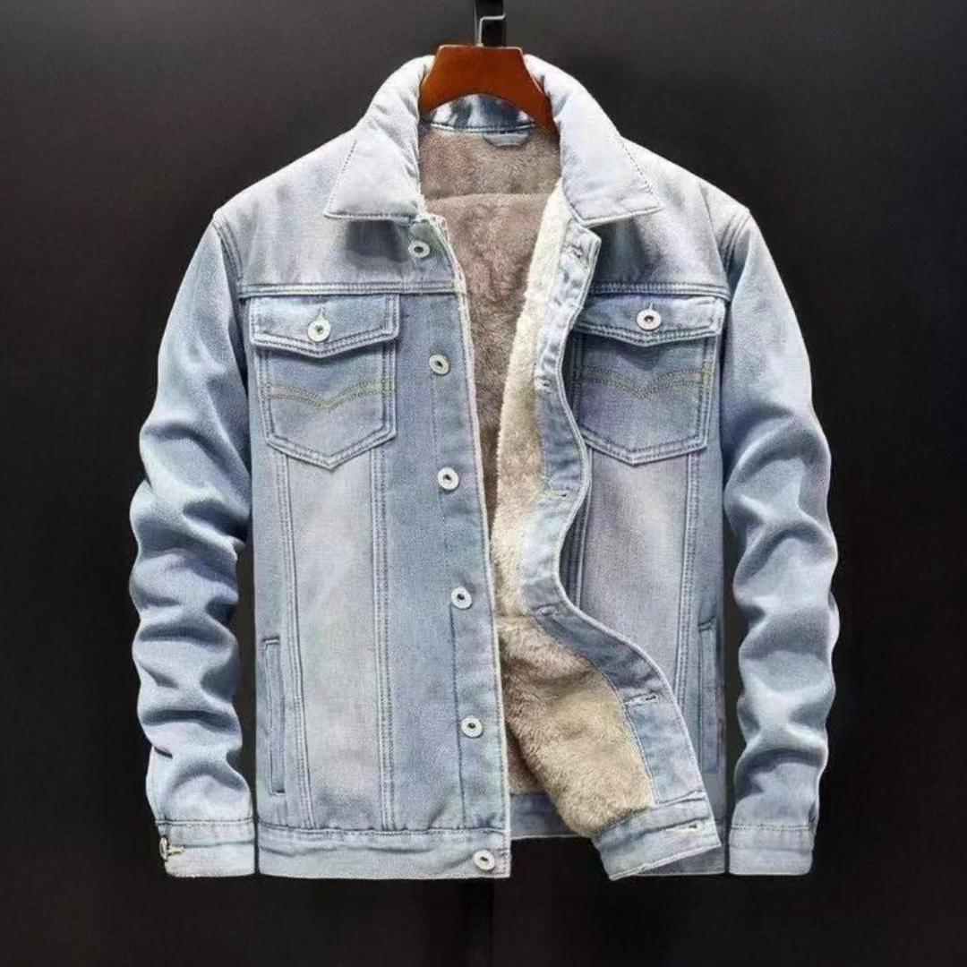 Chaqueta de hombre vaquera con forro cálido para invierno. Cazadora denim con botones, estilo casual masculino.