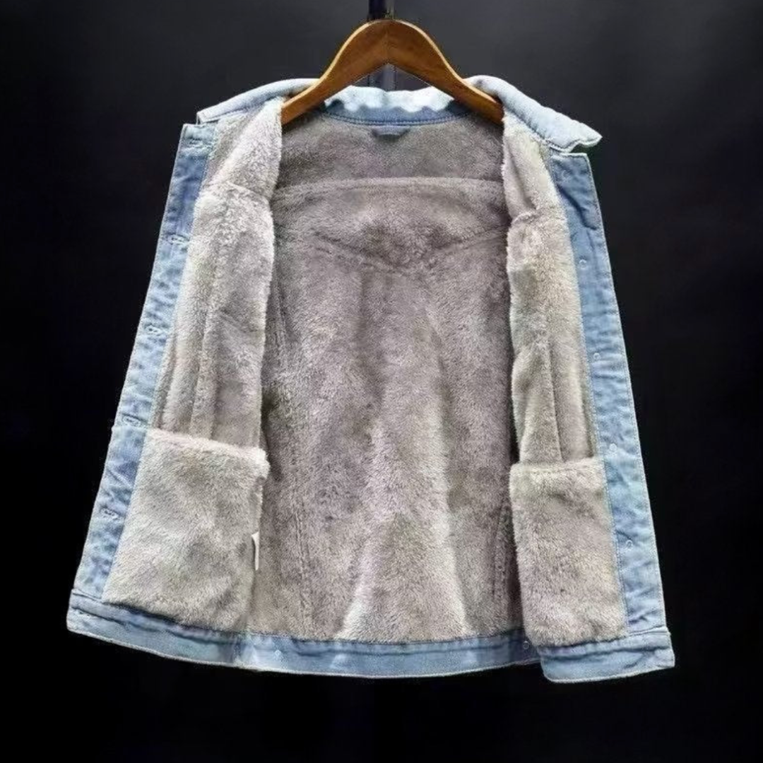 Hombre vistiendo cazadora vaquera casual cálida. Chaqueta denim con botones, moda masculina de invierno.