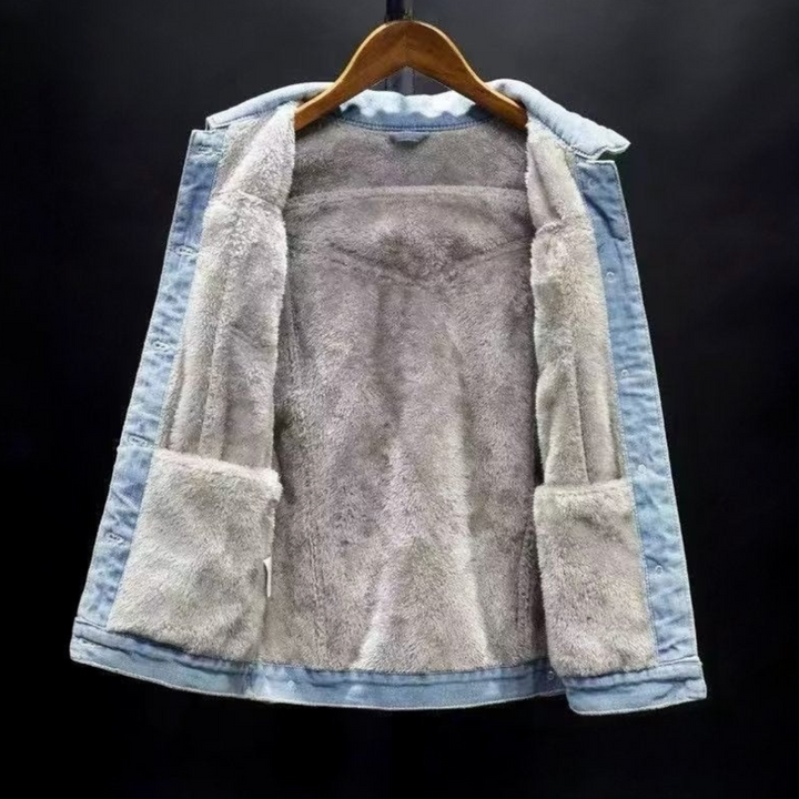 Hombre vistiendo cazadora vaquera casual cálida. Chaqueta denim con botones, moda masculina de invierno.