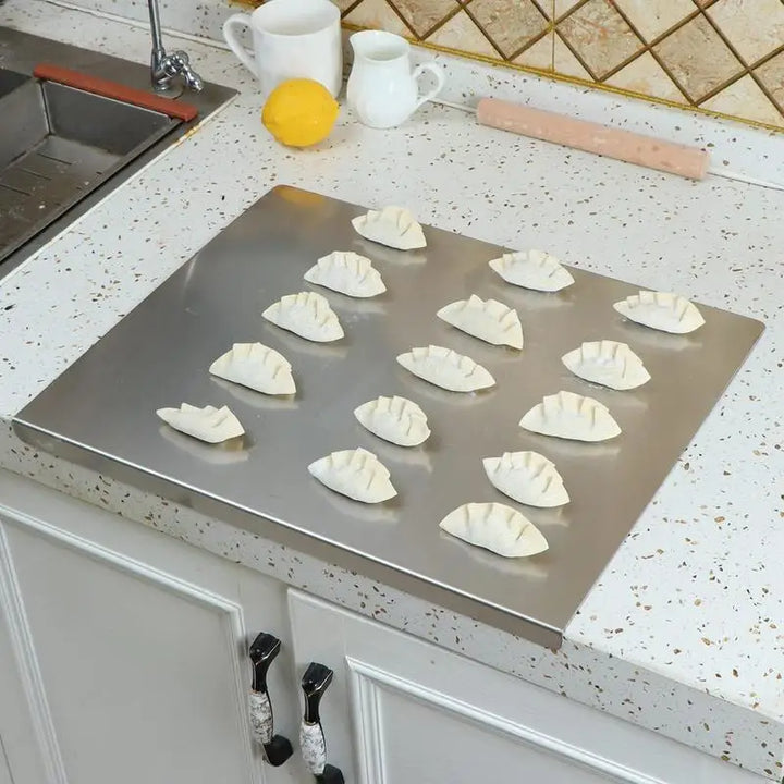 Utensilio de cocina: tabla de cortar de acero inoxidable, fácil de limpiar y duradera para chef.