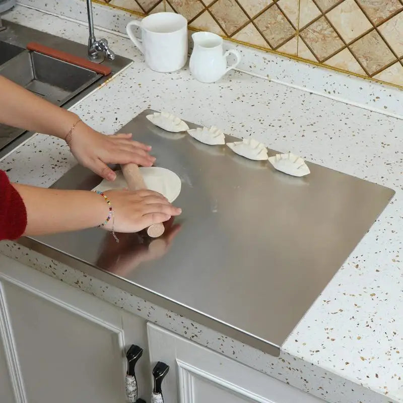 Tabla de cortar antideslizante de acero inoxidable para chef, utensilio de cocina duradero y seguro.