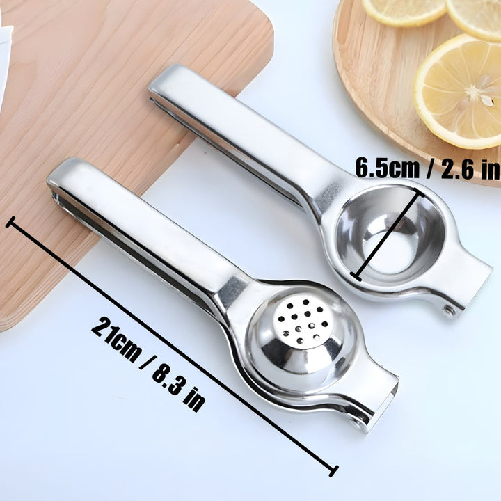 Exprimidor de acero inoxidable para limones, un utensilio práctico para preparar jugos y cócteles.