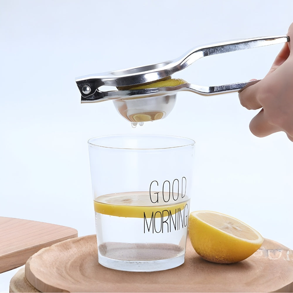 Exprimidor de limón de acero inoxidable, ideal para preparar bebidas y recetas con jugo natural.