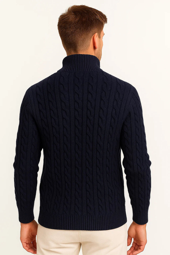 Jersey de hombre con diseño trenzado y media cremallera, ideal para el frío y looks casuales.