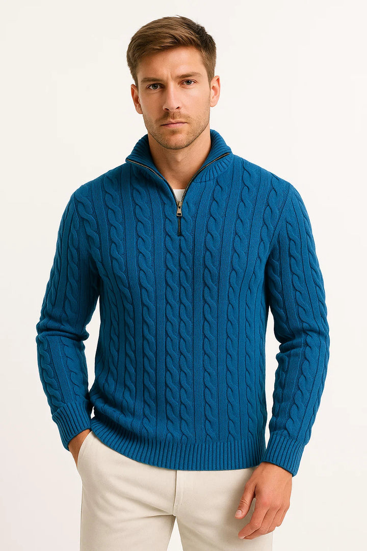 Suéter elegante de hombre, tejido trenzado y media cremallera. Moda de invierno y confort diario.