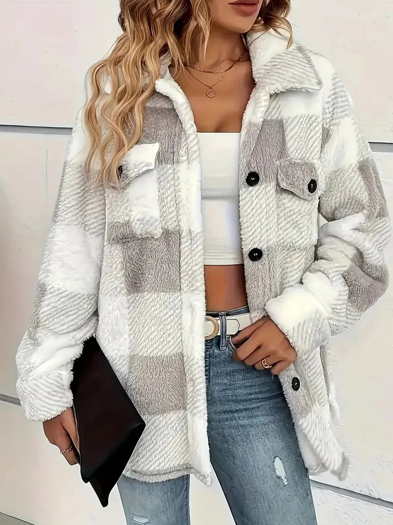 Chaqueta polar cálida de mujer. Diseño acogedor, forro suave. Ideal para invierno, confort y abrigo casual.