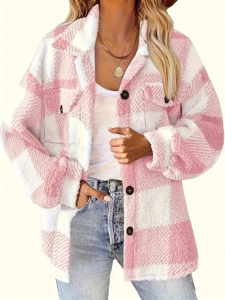 Chaqueta polar para mujer en invierno. Cálida y suave, ideal para confort diario. Prenda de moda femenina casual.