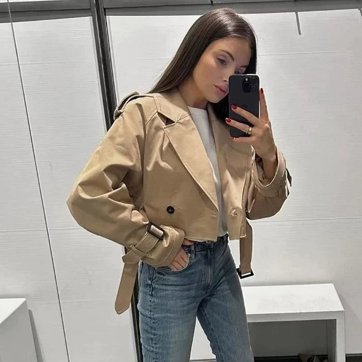 Gabardina entallada de mujer con cinturón, destacando silueta chic y moderna. Perfecta como abrigo ligero.