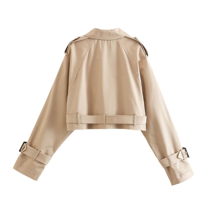 Mujer vistiendo trench corto casual chic, ideal como chaqueta ligera y elegante para entretiempo.