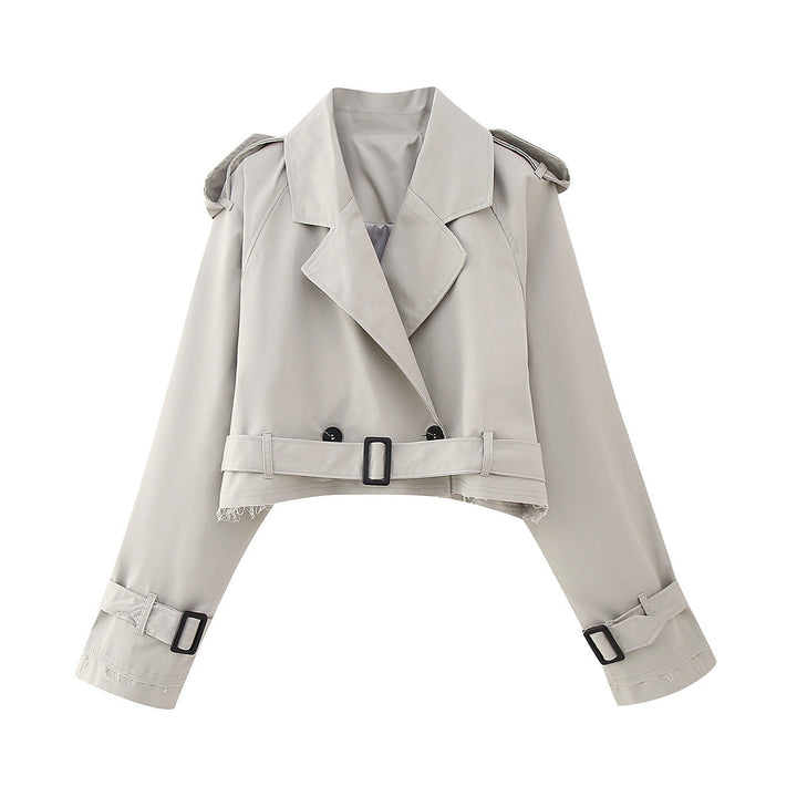 Perfil de gabardina entallada para mujer, destacando su corte moderno y silueta favorecedora y elegante.