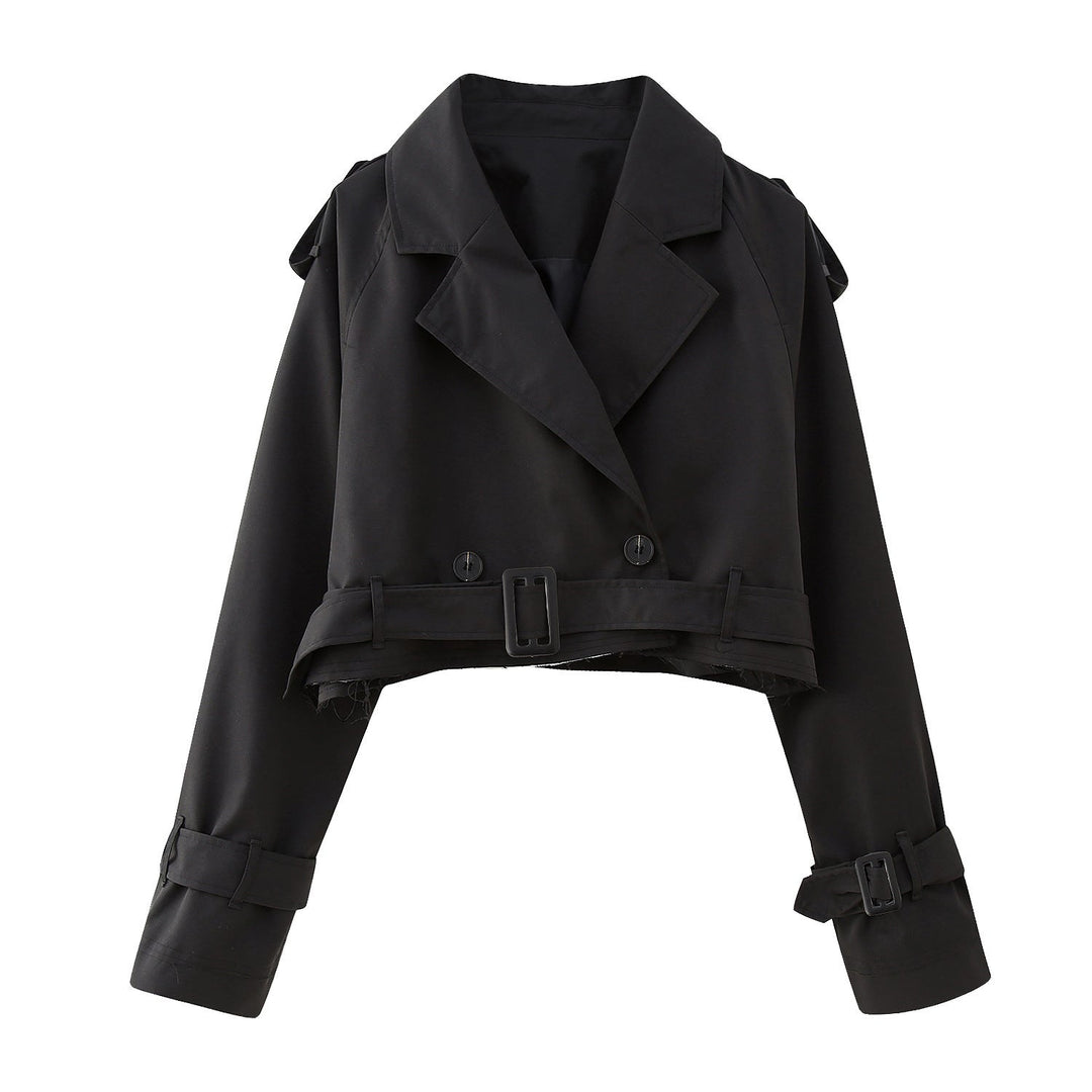Detalle de cuello y botones de trench corto entallado, una chaqueta ligera y sofisticada para mujer.
