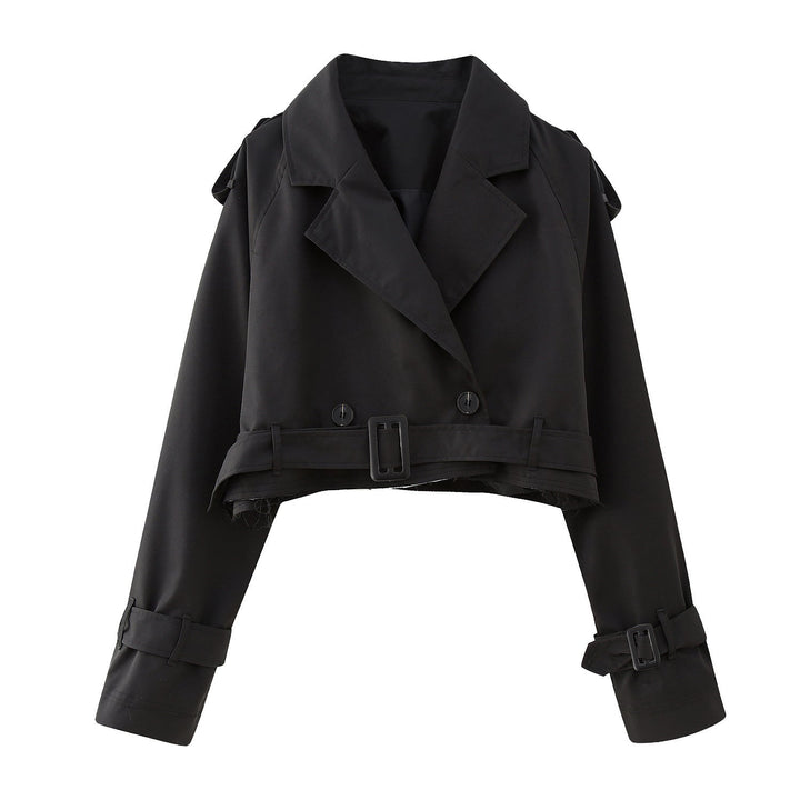 Detalle de cuello y botones de trench corto entallado, una chaqueta ligera y sofisticada para mujer.