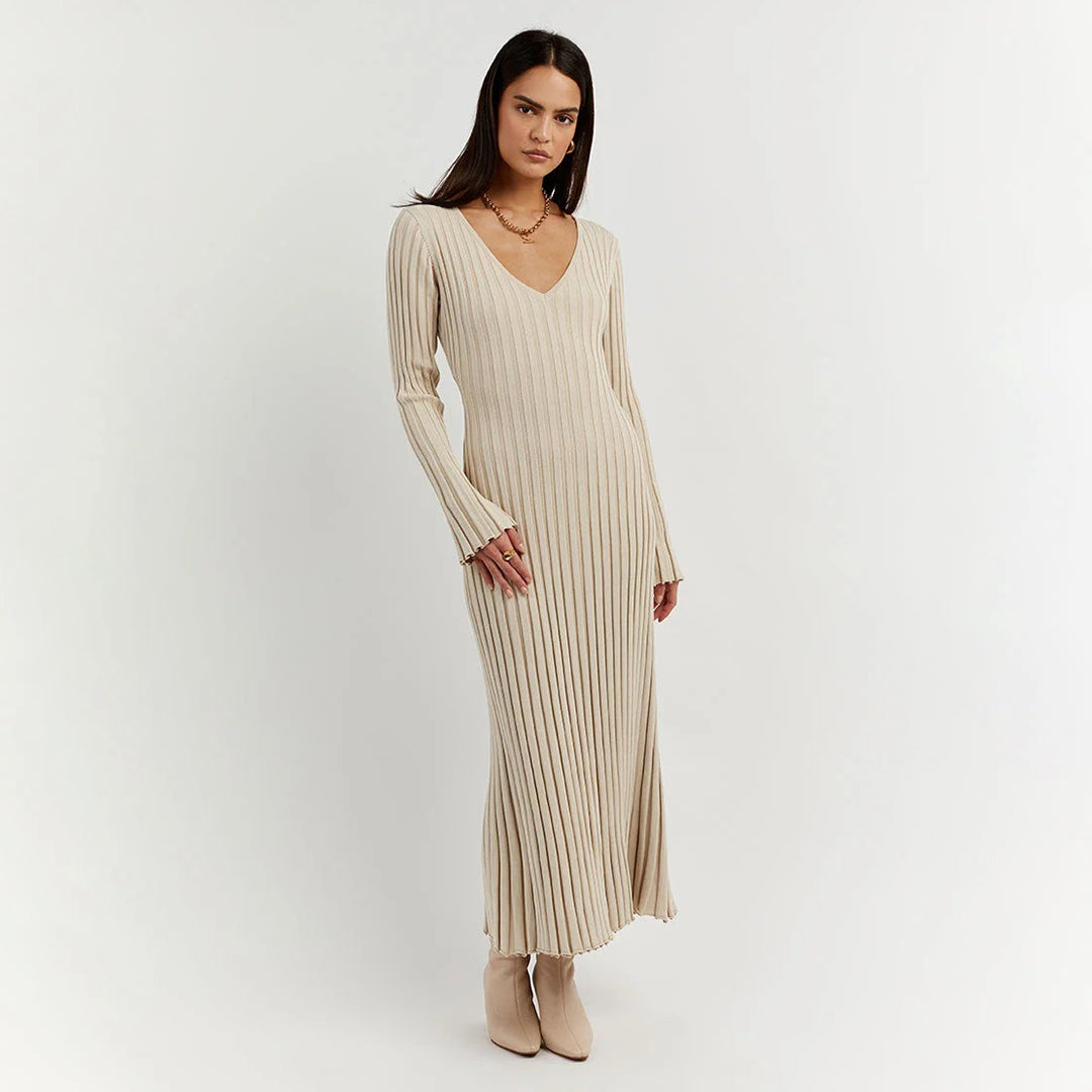 Mujer luciendo vestido largo de punto, estilo chic y cómodo, perfecto para la temporada de frío.