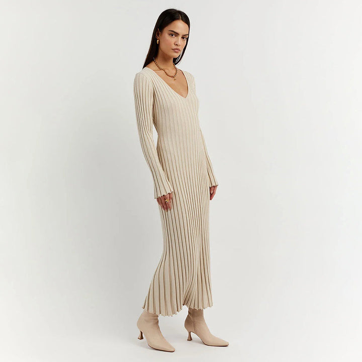 Vestido de punto maxi en tono neutro, versátil para mujer, que combina elegancia con máxima comodidad.