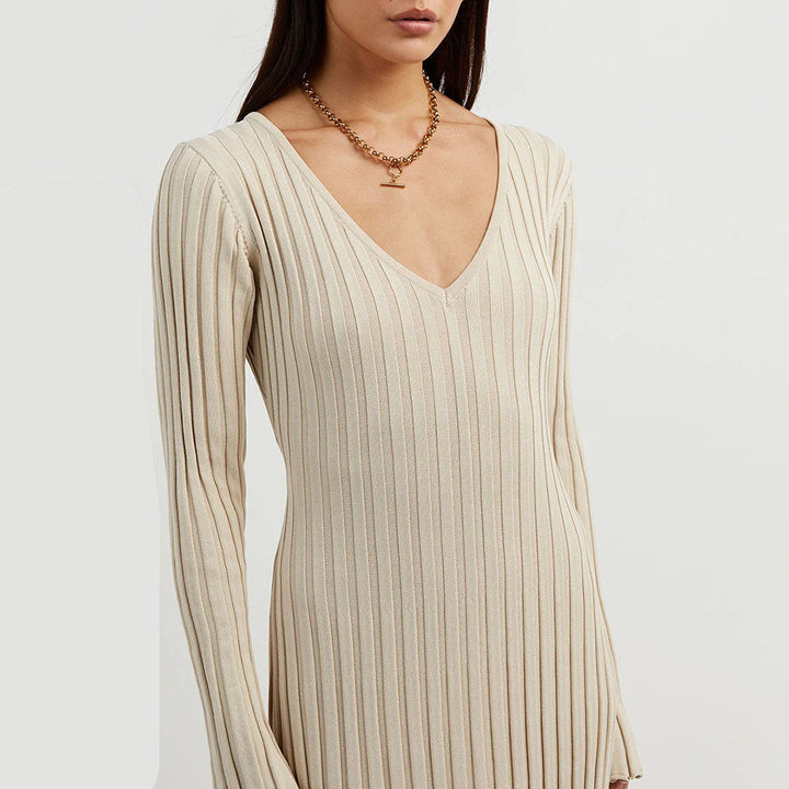Vestido maxi de punto negro, un básico elegante para mujer, que ofrece calidez y confort invernal.
