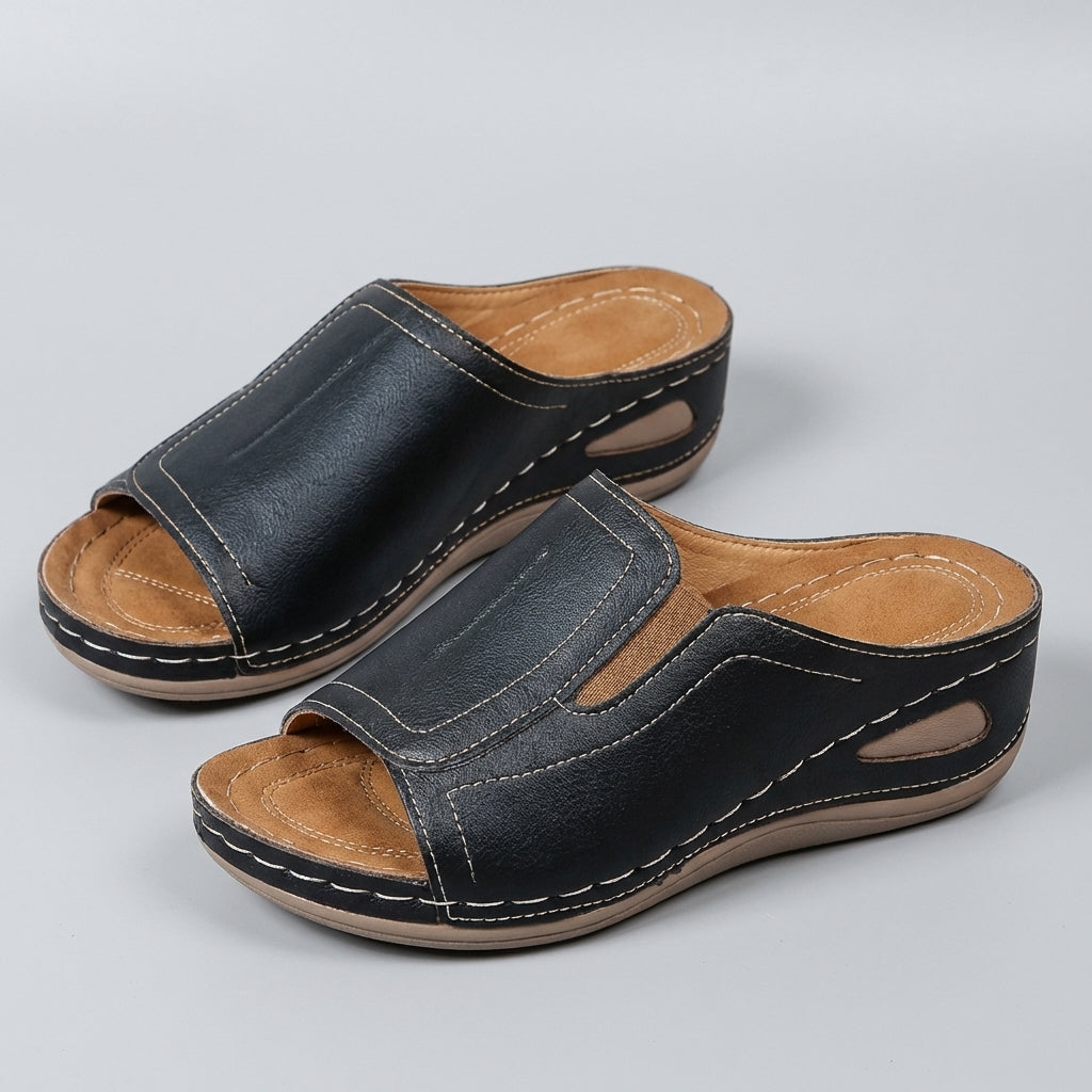 Par de sandalias ortopédicas slip-on para mujer, diseño casual moderno. Calzado de confort ergonómico ideal para el verano.