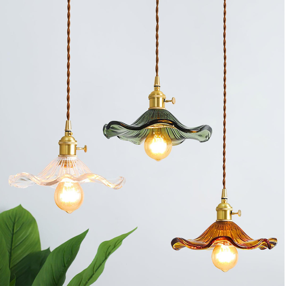 Decoración de hogar con lámpara colgante Hibisco. Cristal estriado y estilo botánico vintage.