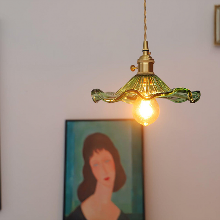 Lámpara de techo Hibisco, diseño vintage y botánico. Cristal estriado para luz cálida en tu comedor.