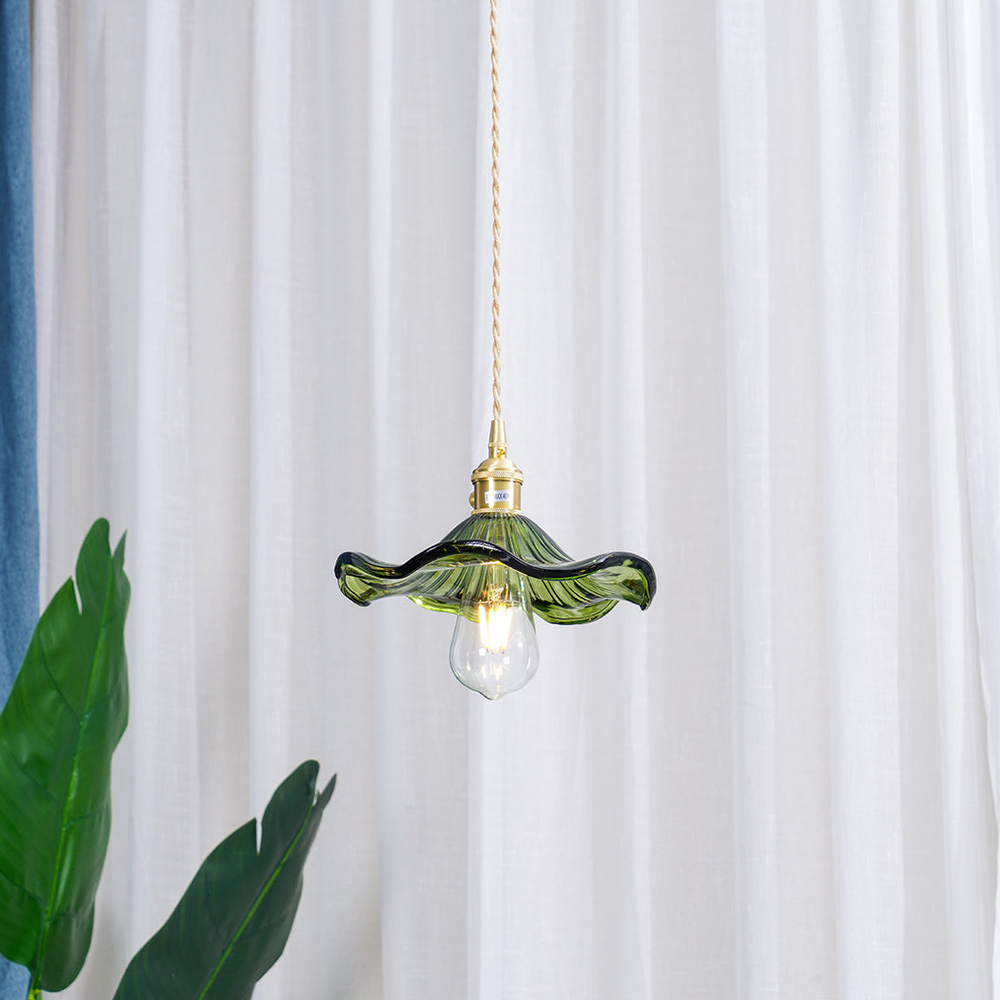 Iluminación colgante Hibisco. Cristal estriado vintage, toque botánico para un dormitorio acogedor.